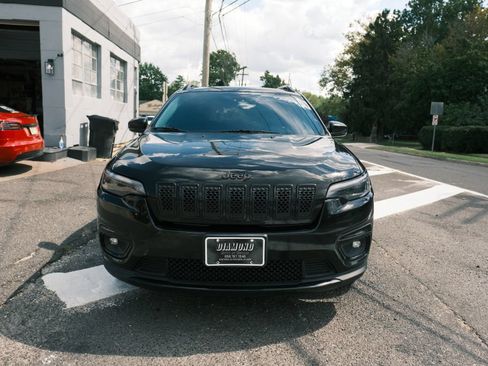 Used 2019 Jeep Cherokee Latitude Plus FWD image 2