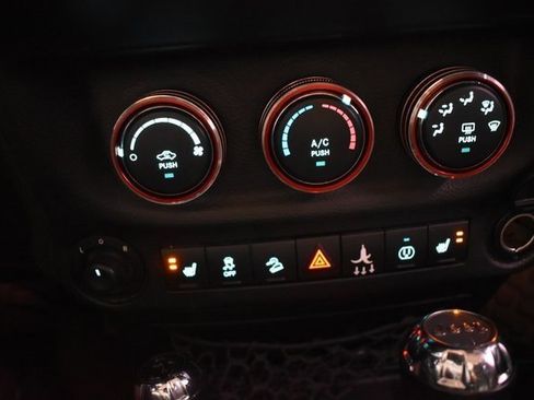 Used 2015 Jeep Wrangler Unlimited Sahara w/ Connectivity Group image 28