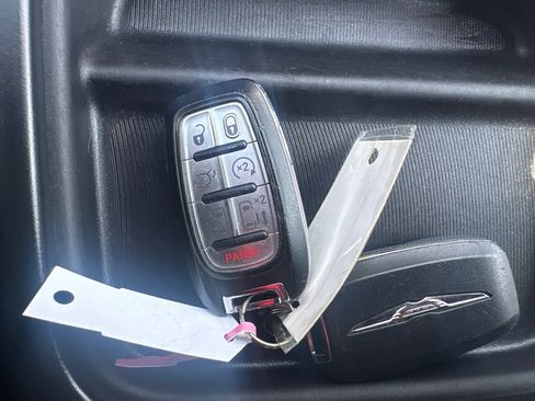 Used 2020 Chrysler Pacifica Touring w/ S Appearance Package FWD image 30