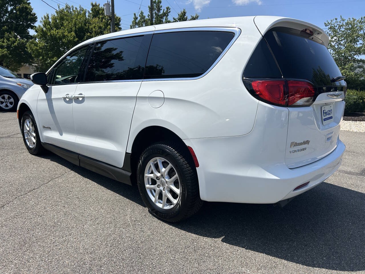 Used 2022 Chrysler Voyager LX FWD image 12