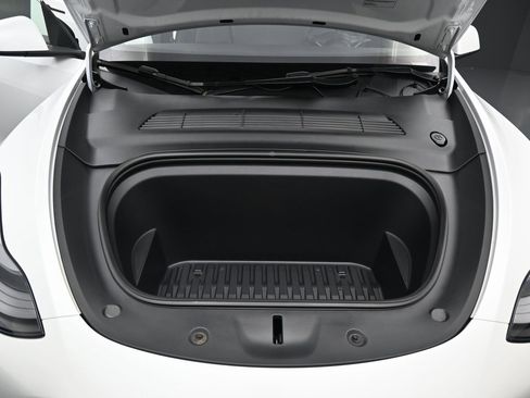 Used 2022 Tesla Model Y Long Range image 38