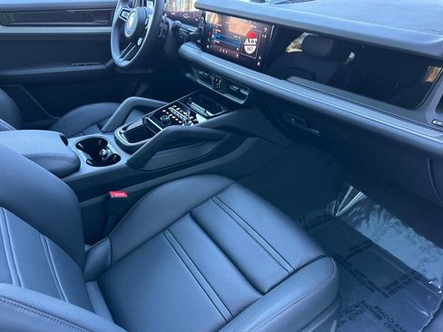Used 2025 Porsche Cayenne Coupe image 16