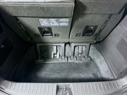 Used 2025 Kia Carnival FWD image 30