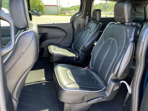 Used 2025 Chrysler Pacifica Limited FWD image 6