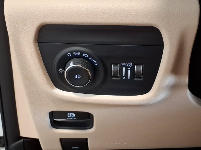 Used 2023 Jeep Grand Cherokee L Limited AWD/4WD image 13