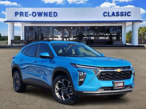 Used 2025 Chevrolet Trax LT w/ Driver Confidence Package FWD image 1