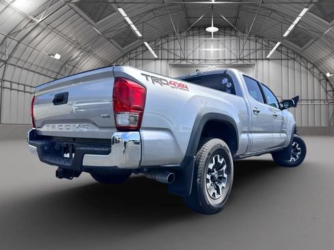 Used 2017 Toyota Tacoma TRD Off-Road w/ Tow Package AWD/4WD image 2