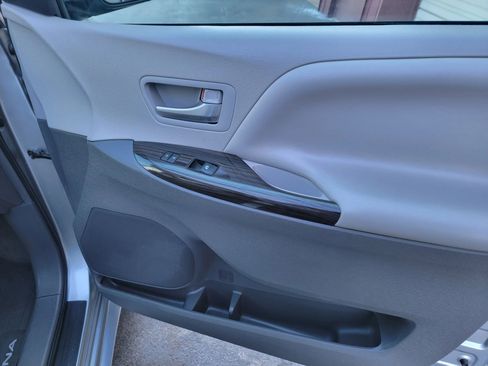 Used 2017 Toyota Sienna XLE w/ XLE Navigation Package image 30