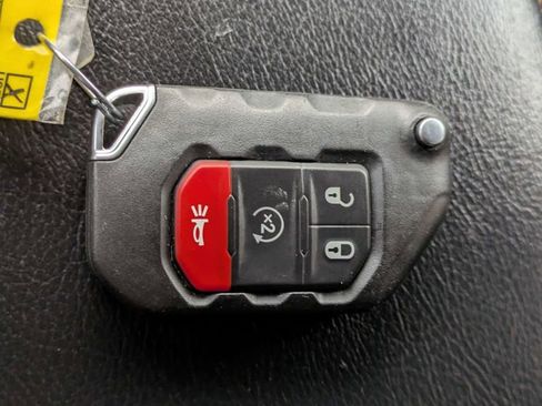 Used 2022 Jeep Wrangler Unlimited Sahara AWD/4WD image 31