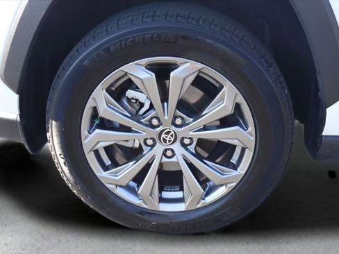 Used 2022 Toyota RAV4 XLE Premium image 10