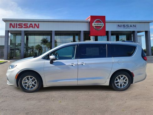 Used 2023 Chrysler Pacifica Touring-L image 8