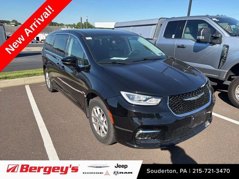 Used 2024 Chrysler Pacifica Touring-L FWD image 1