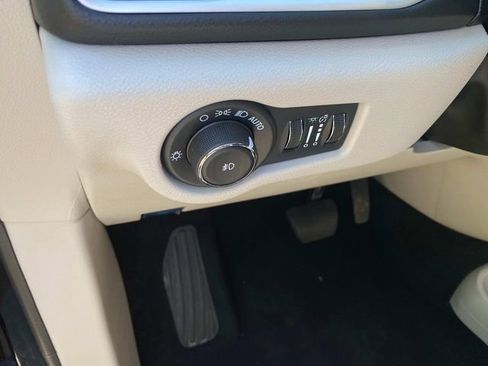 Used 2024 Chrysler Pacifica Touring-L FWD image 17