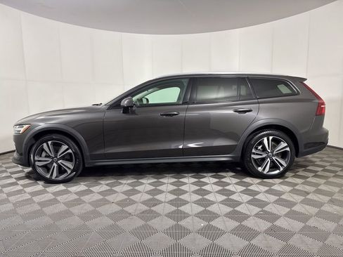 Used 2025 Volvo V60 B5 Cross Country Plus AWD/4WD image 2