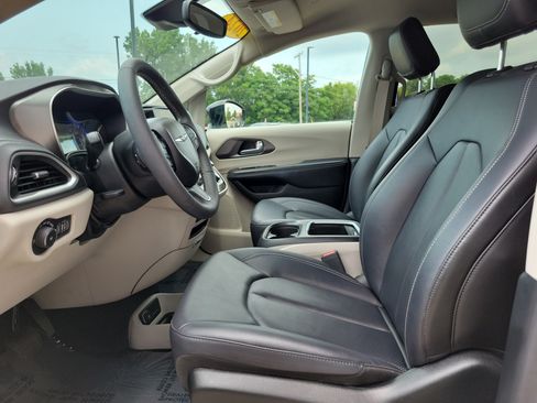 Used 2024 Chrysler Pacifica Touring-L FWD image 8