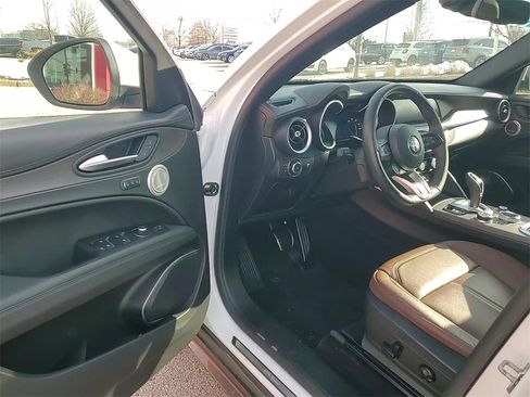 Used 2022 Alfa Romeo Stelvio Ti image 9
