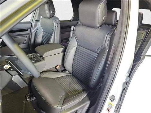 New 2025 Land Rover Discovery S image 15