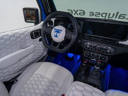 Used 2025 Jeep Gladiator Sport image 16