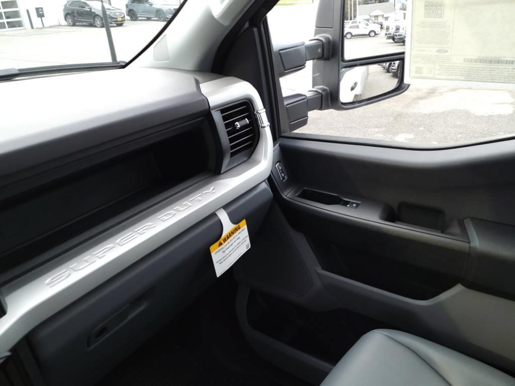 New 2024 Ford F550 Luxury RWD image 13