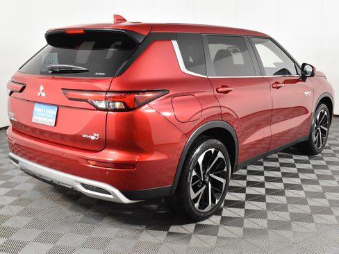 Used 2025 Mitsubishi Outlander SE image 6