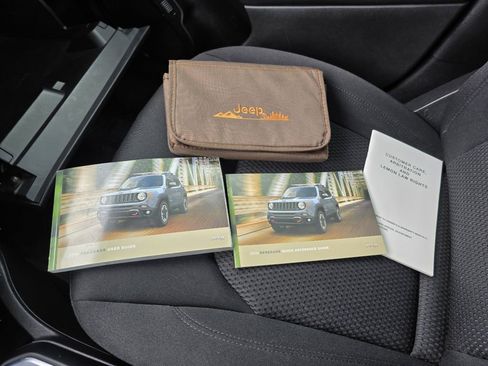 Used 2018 Jeep Renegade Altitude image 31