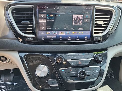 Used 2024 Chrysler Pacifica Touring-L FWD image 16