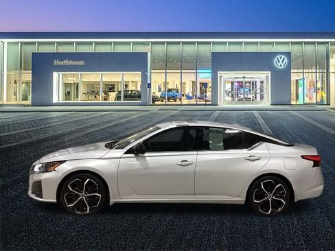 Used 2024 Nissan Altima 2.5 SR w/ SR Premium Package image 10