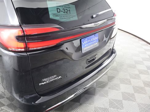 Used 2024 Chrysler Pacifica Touring-L image 15