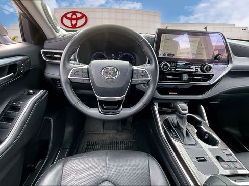 Used 2023 Toyota Highlander Platinum image 5