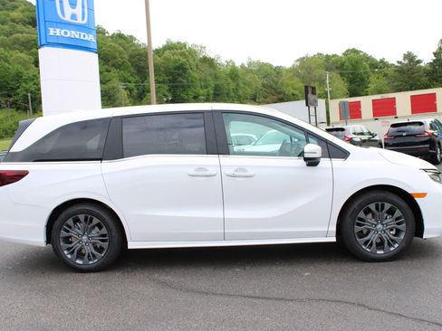 New 2026 Honda Odyssey Touring image 7