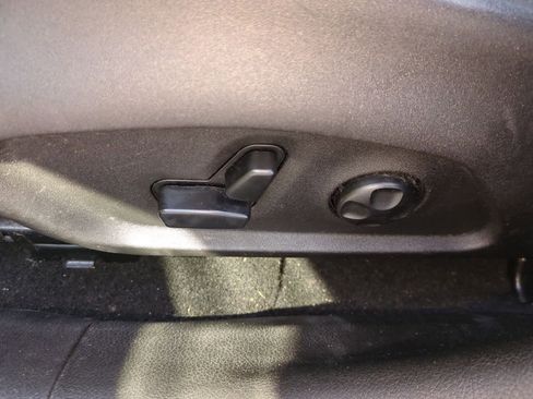 Used 2015 Jeep Renegade Latitude w/ Popular Equipment Group image 17