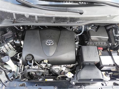 Used 2017 Toyota Sienna SE image 21