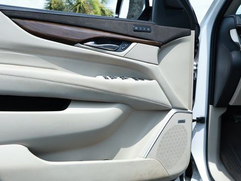 Used 2018 Cadillac Escalade Luxury AWD/4WD image 23