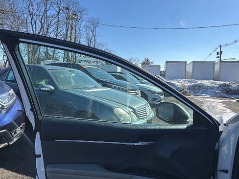 Used 2018 Toyota Camry LE image 9