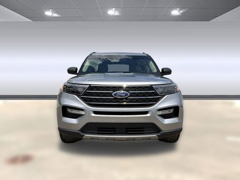 Used 2023 Ford Explorer XLT w/ Equipment Group 202A RWD image 5