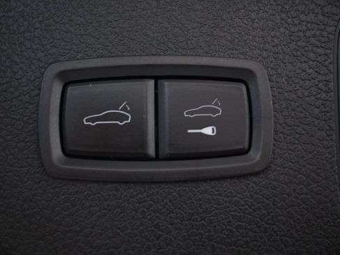 Used 2024 Porsche Macan Turbo AWD/4WD image 31