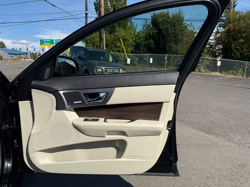 Used 2010 Jaguar XF R image 21