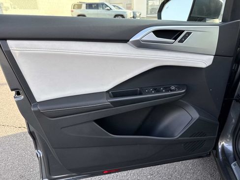 Used 2025 Volkswagen Taos SE w/ Panoramic Sunroof Package FWD image 9