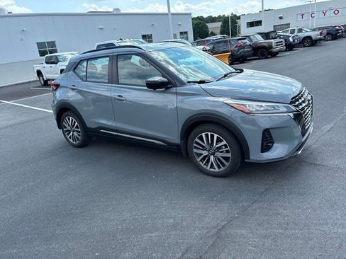 Used 2023 Nissan Kicks SR w/ SR Premium Package FWD image 3