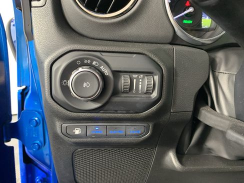 Used 2022 Jeep Wrangler Unlimited Sahara AWD/4WD image 16