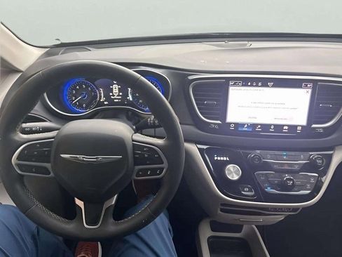 Used 2022 Chrysler Pacifica Touring-L image 7