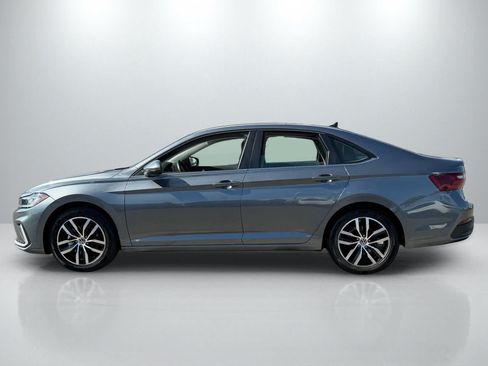 Used 2025 Volkswagen Jetta SE FWD image 2