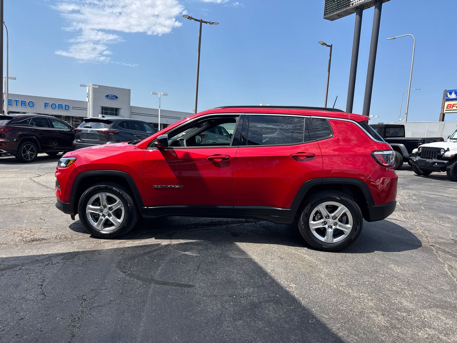 Used 2024 Jeep Compass Latitude AWD/4WD image 3