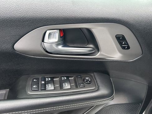 Used 2025 Chrysler Pacifica Select image 15