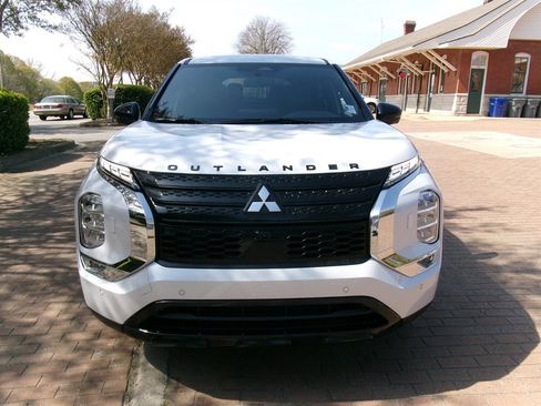 Used 2024 Mitsubishi Outlander SE image 2
