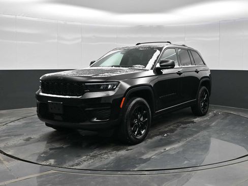 Used 2024 Jeep Grand Cherokee Altitude image 4