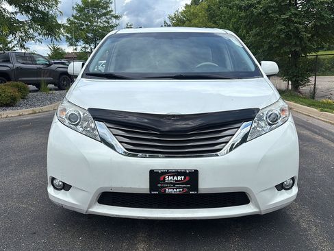 Used 2014 Toyota Sienna XLE w/ Entertainment Package FWD image 5