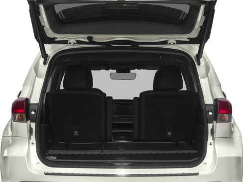 Used 2017 Toyota Highlander SE w/ Carpet Mat Package image 12