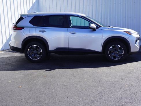 Used 2024 Nissan Rogue SV image 2