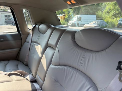 Used 1995 Lincoln Town Car Signature RWD image 29